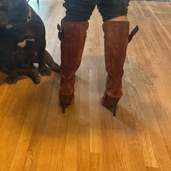 Givenchy knee-high brown suede boots. Sexy, structured heel. - Picture 5 of 7